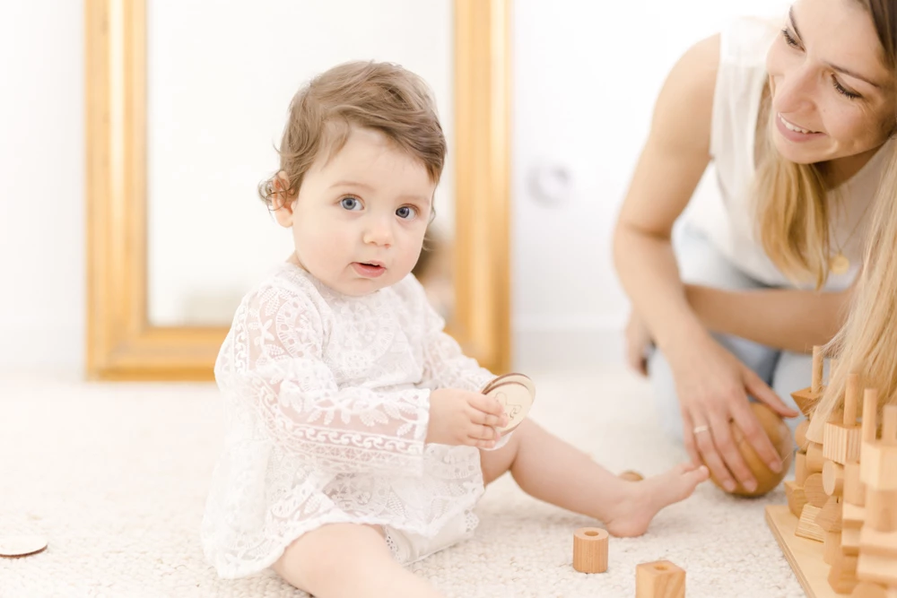 enfant bonheur beige gris marron